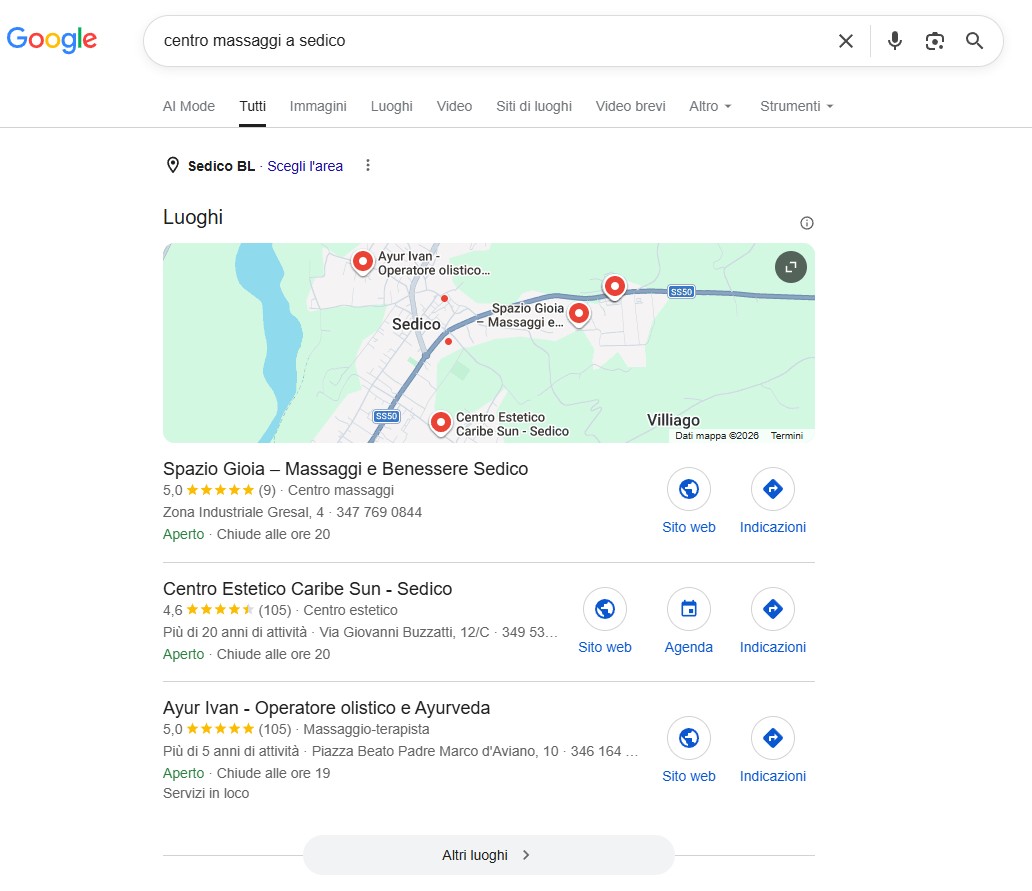 Ricerca su Google con le tre schede di attività locali mostrate sopra i risultati